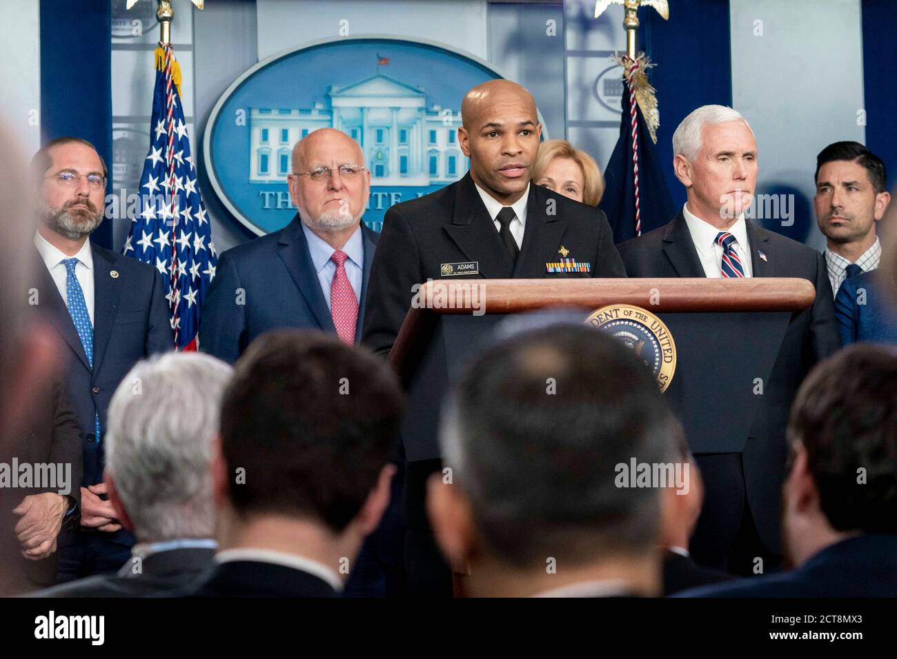 WASHINGTON DC, USA - 9. März 2020 - US-Chirurg General Vice Admiral Jerome Adams mit Vizepräsident Mike Pence, mit Mitgliedern des White Hous Stockfoto