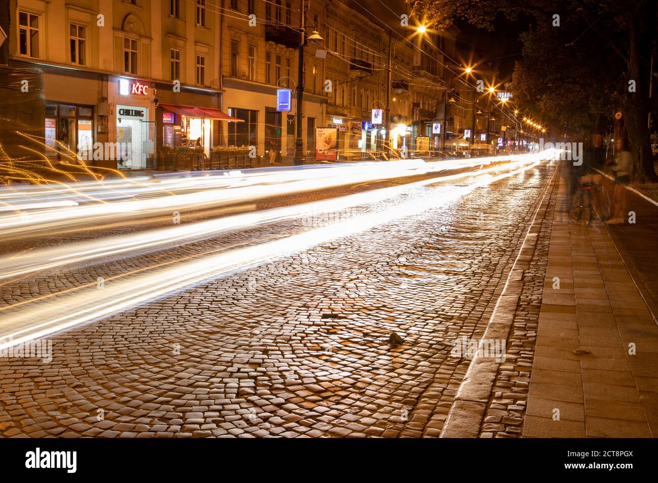 Lviv, Ukraine - 27. August 2020: Blick auf die nächtliche Stadtstraße Stockfoto