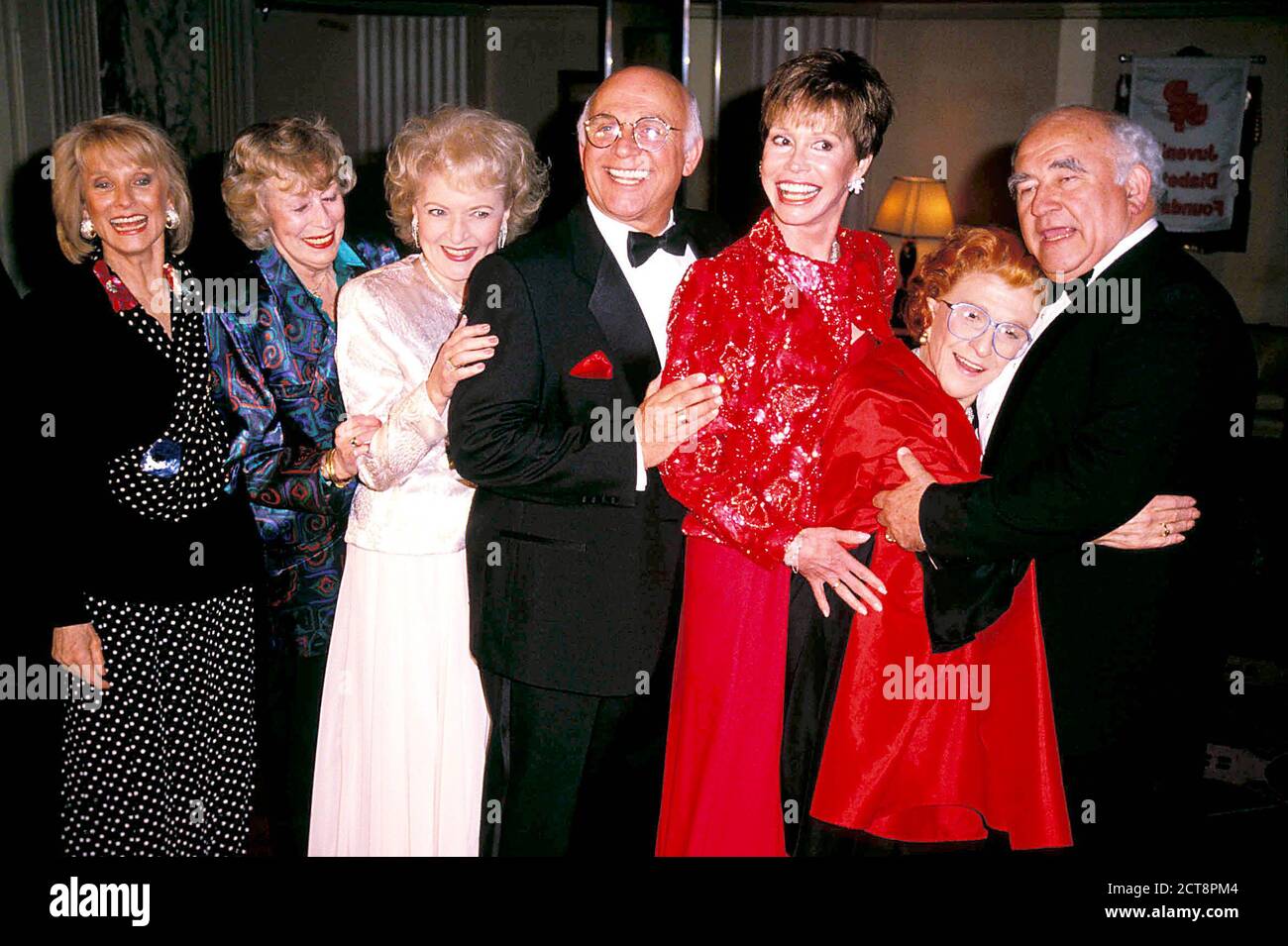 Cloris Leachman, Holland Taylor, Betty White, Gavin McLeod, Mary Tyler Moore, Nancy Walker und Ed Asner im Bild 1990. Bild: Adam Sculls/PhotoLink/MediaPunch Stockfoto