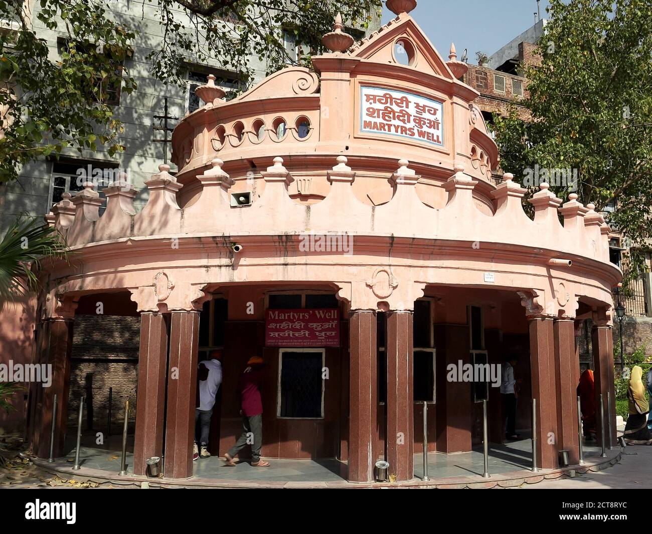 AMRITSAR, INDIEN - 19. MÄRZ 2019: Der berüchtigte Märtyrerbrunnen am jallianwala bagh-Denkmal in amritsar, indien, wo die Menschen versuchten, Schutz zu suchen Stockfoto