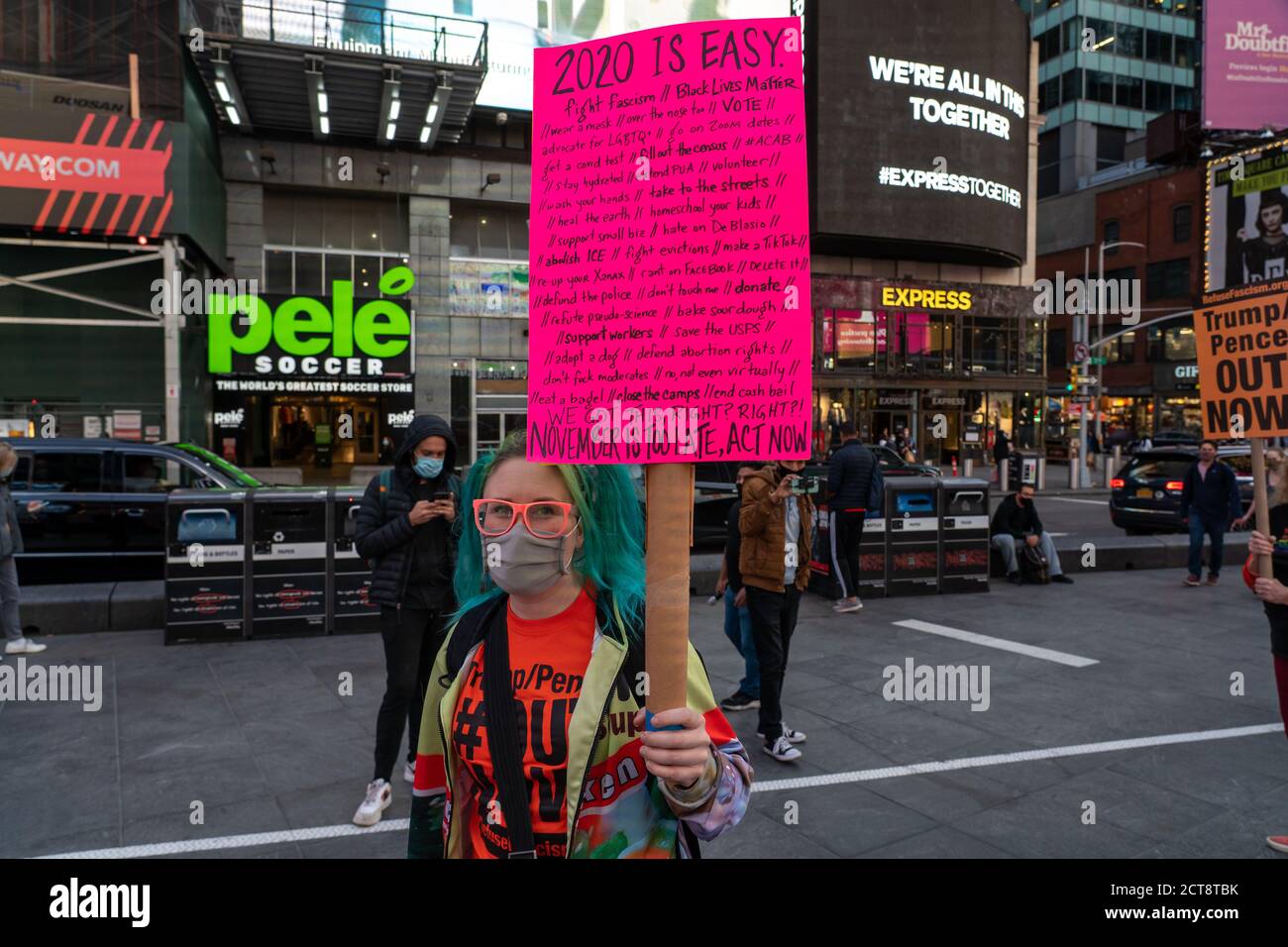NEW YORK, NY - 21. SEPTEMBER: Ein Protestler hält ein Schild während des RepuseFaschismus-Marsches am Times Square am 21. September 2020 in New York City. Stockfoto