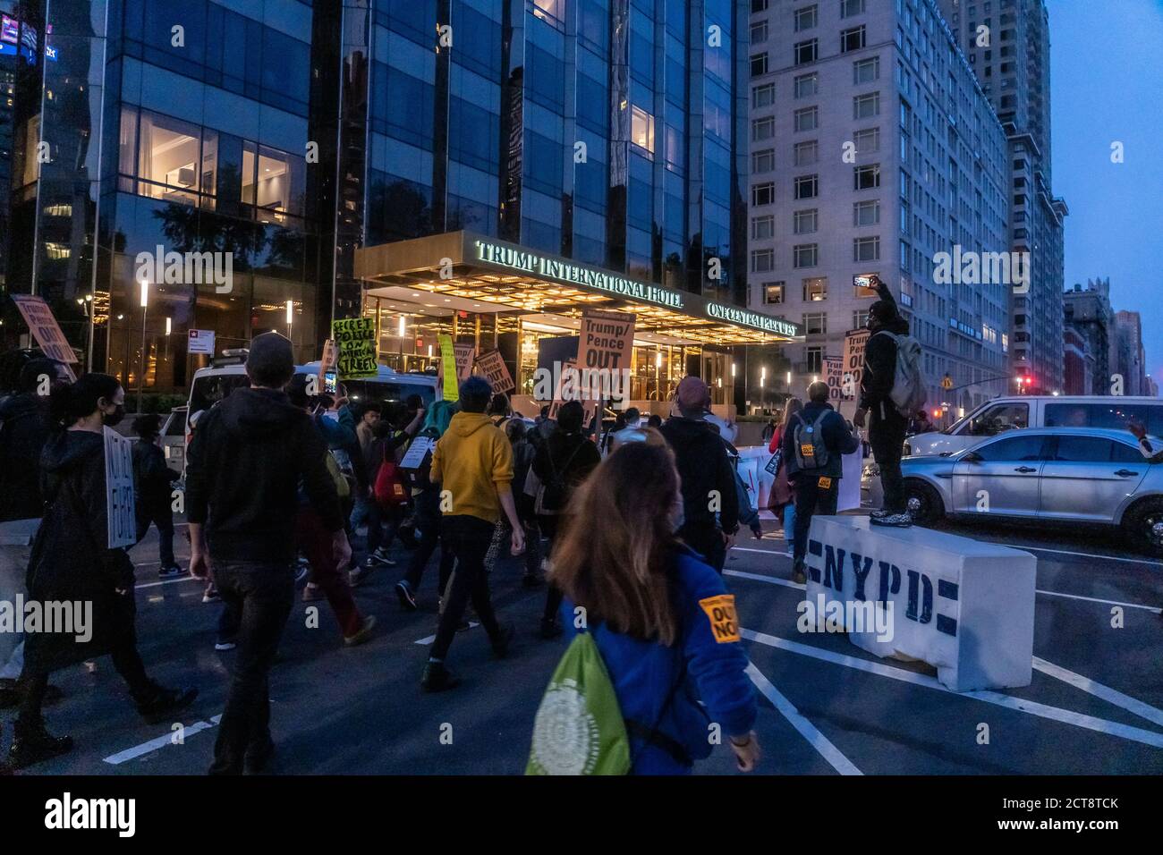 NEW YORK, NY - 21. SEPTEMBER: Am 21. September 2020 treffen sich Demonstranten vor dem Trump International Hotel im Columbus Circle in New York City. Stockfoto