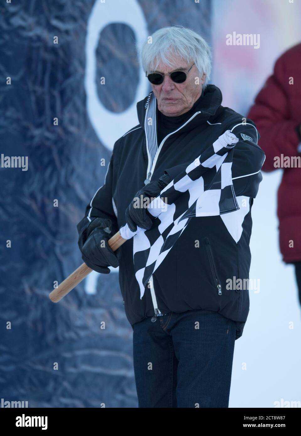Bernie Ecclestone mit karierter Flagge beim Charity-Skirennen „Kitz Trophy“ in Kitzbühel, Österreich. Bild : © Mark Pain / Alamy Stockfoto