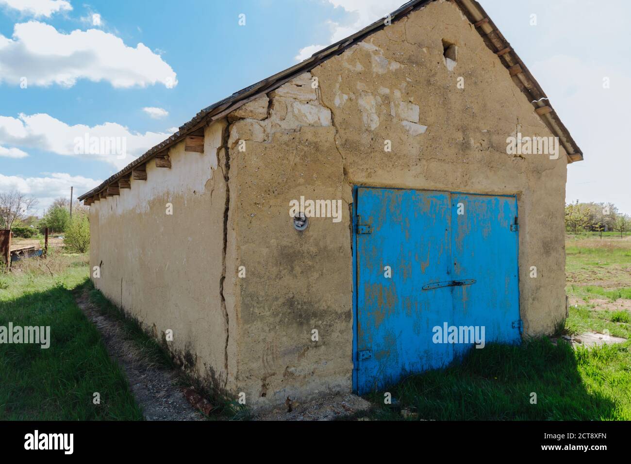 Ein großer gefährlicher Riss in der Wand des Hauses. Zerstören des Hauses, den Alarmzustand. Stockfoto