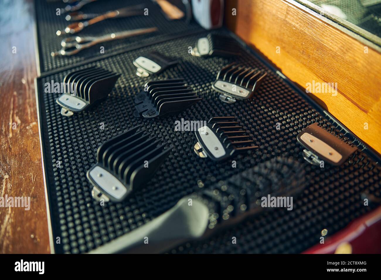 Schwarze Haarschneidemaschine schützt auf einem Tisch Stockfoto