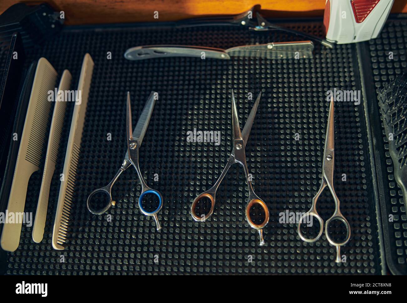 Haarschneidemagerät, das auf einem Tisch in einem Friseurladen liegt Stockfoto