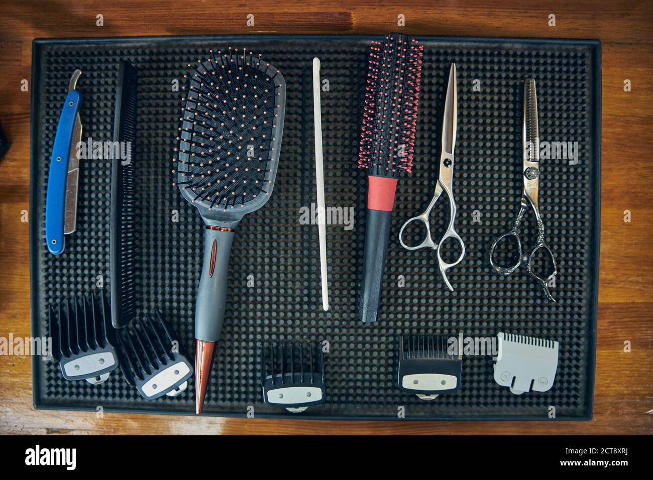 Saubere und desinfizierte Haarpflegegeräte auf einem Tisch Stockfoto