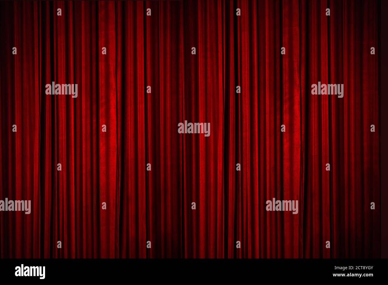 Schöne rote Vorhänge der Bühne beleuchtet mit Bühnenbeleuchtung, Momente bevor die Vorhänge ging bis, um die Bühne zu offenbaren Stockfoto