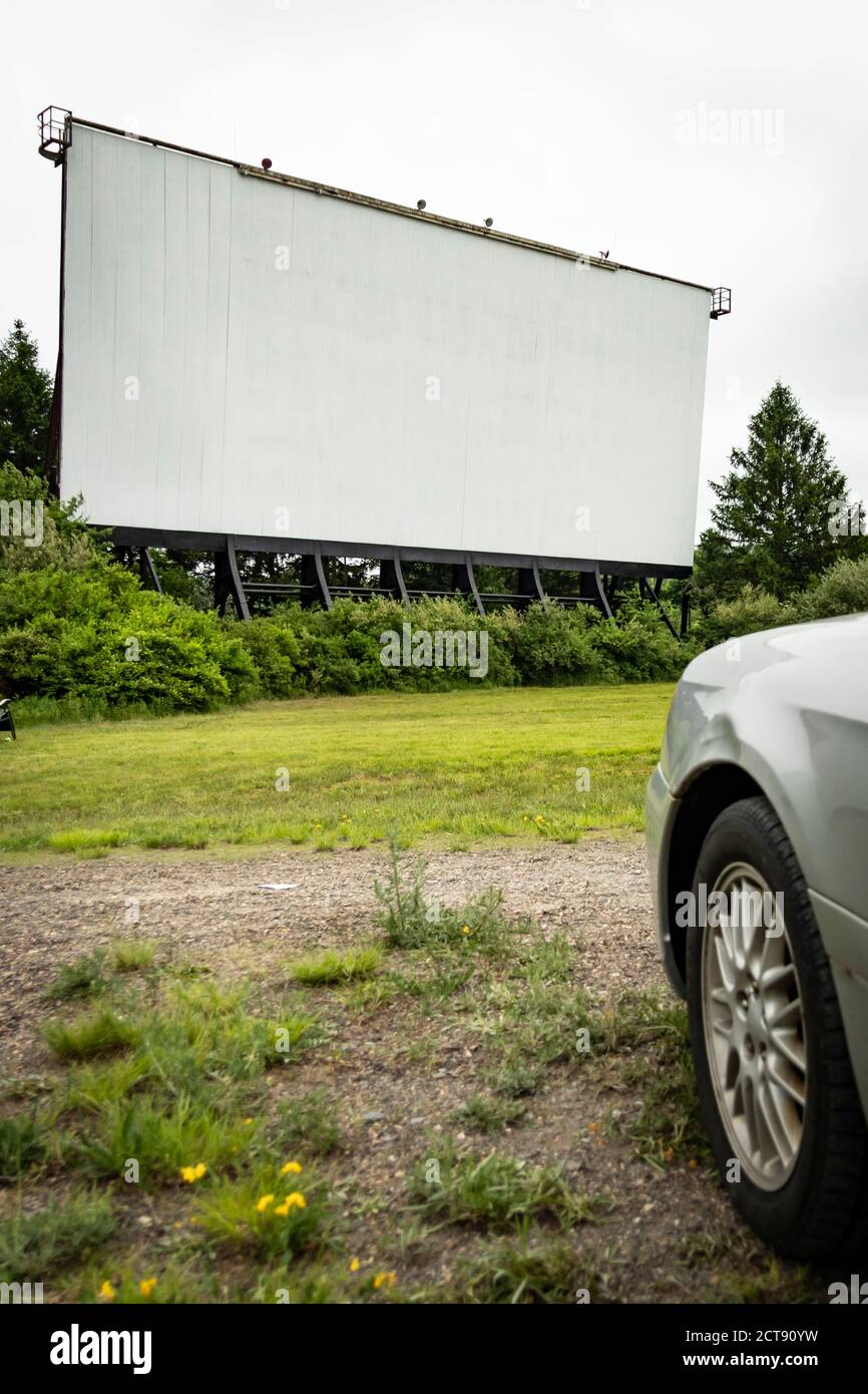 Leerer weißer Drive-in-Filmbildschirm; ländliche Außenumgebung Stockfoto