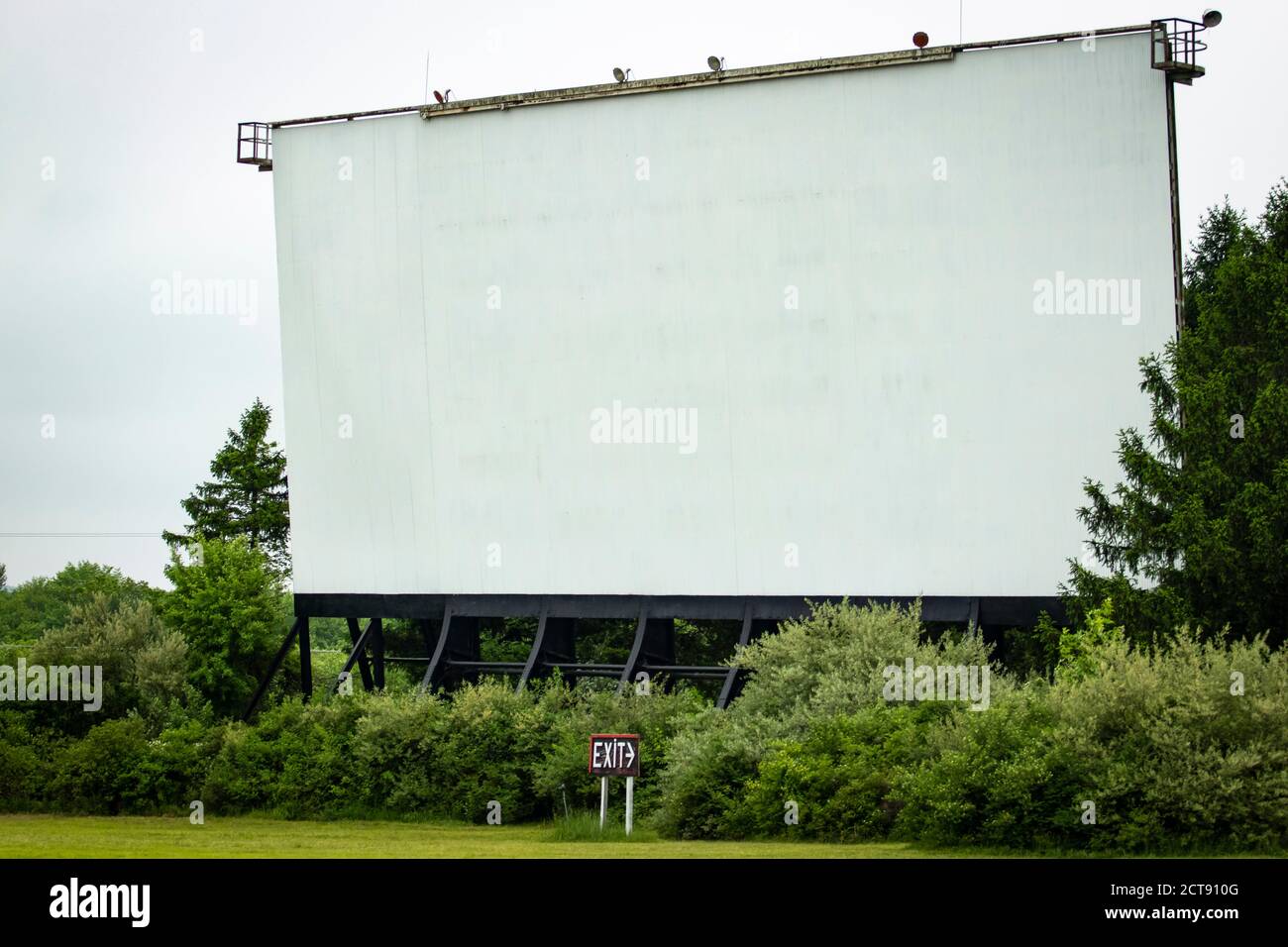 Leerer weißer Drive-in-Filmbildschirm; ländliche Außenumgebung Stockfoto