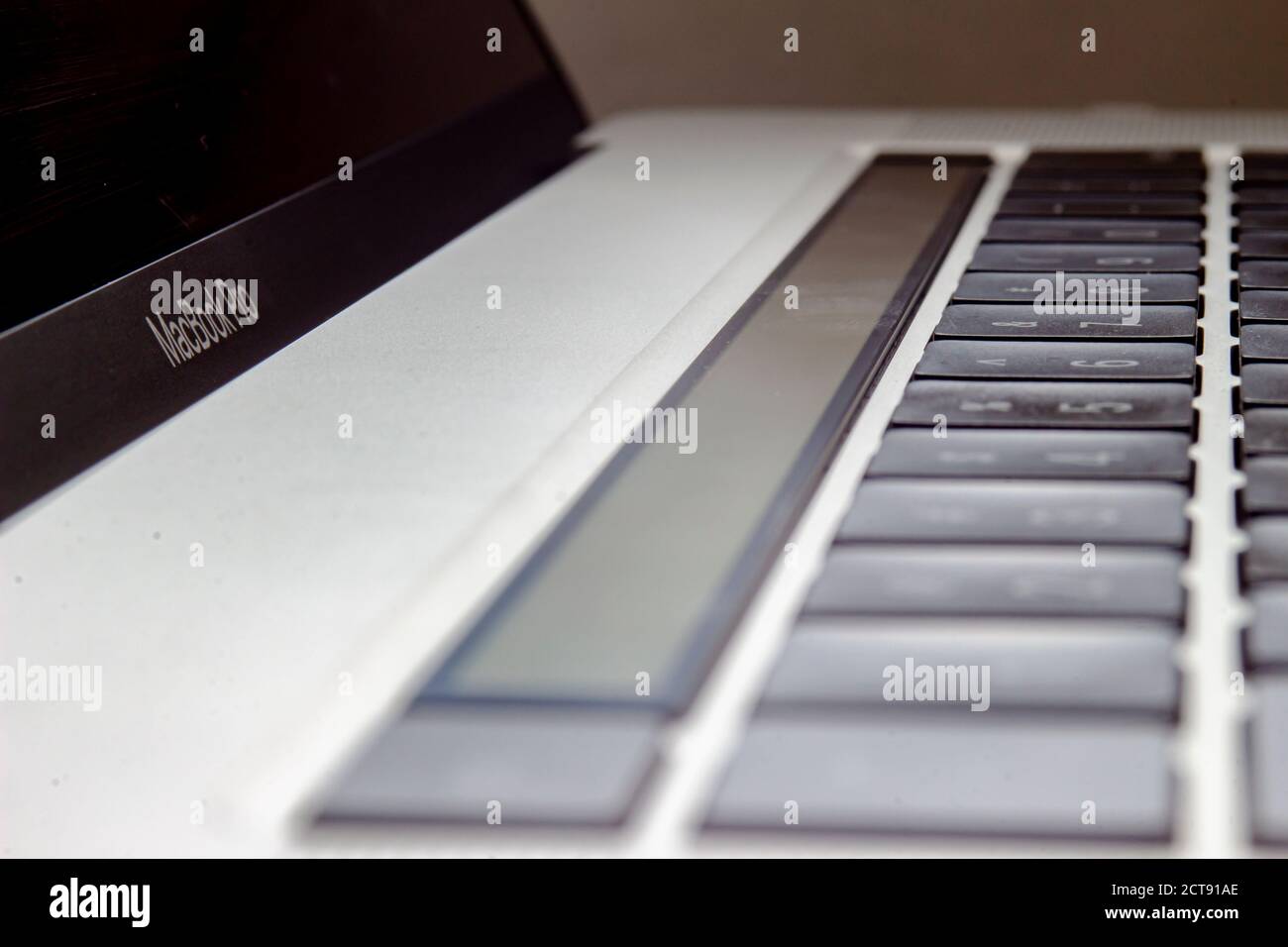Calgary, Alberta, Kanada. September 21 2020. Eine Macbook Pro-Tastatur mit der Magic Keyboard Touch Bar. Stockfoto
