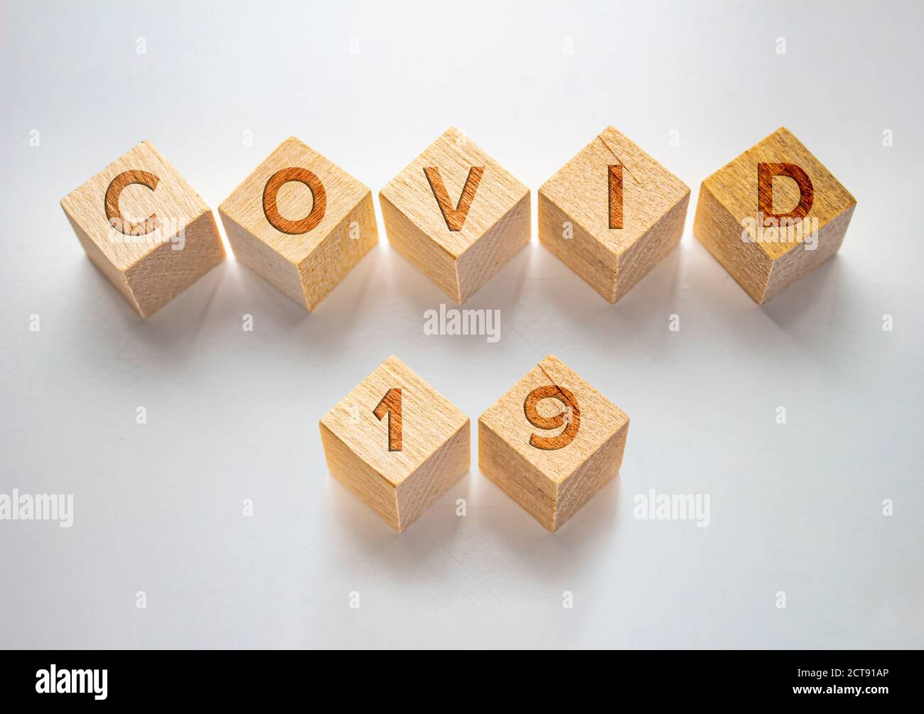 Holzblöcke mit dem Text: Covid 19. Konzept Coronavirus, Pandemie, Update. Stockfoto