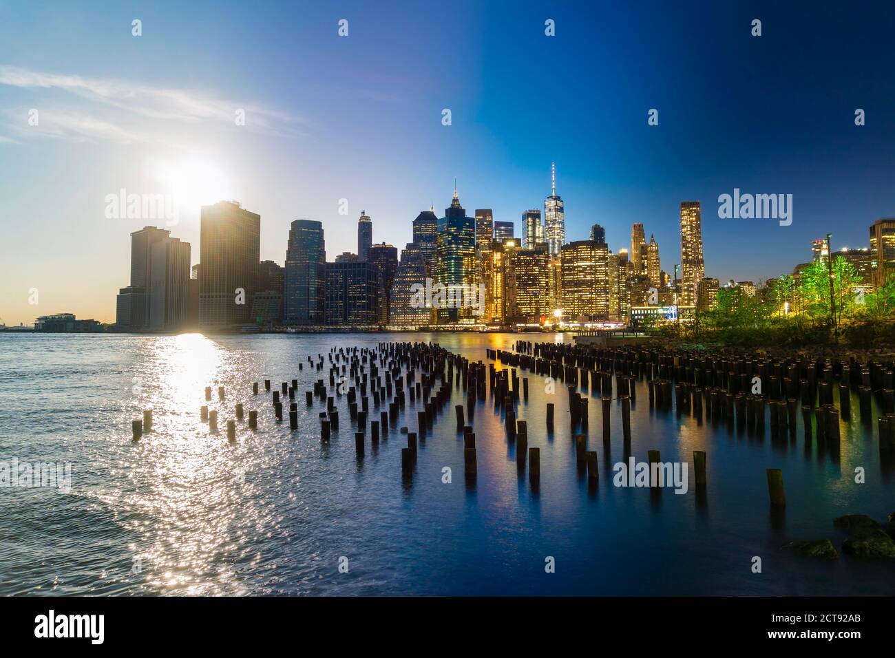 Skyline von Manhattan von Tag zu Nacht Stockfoto