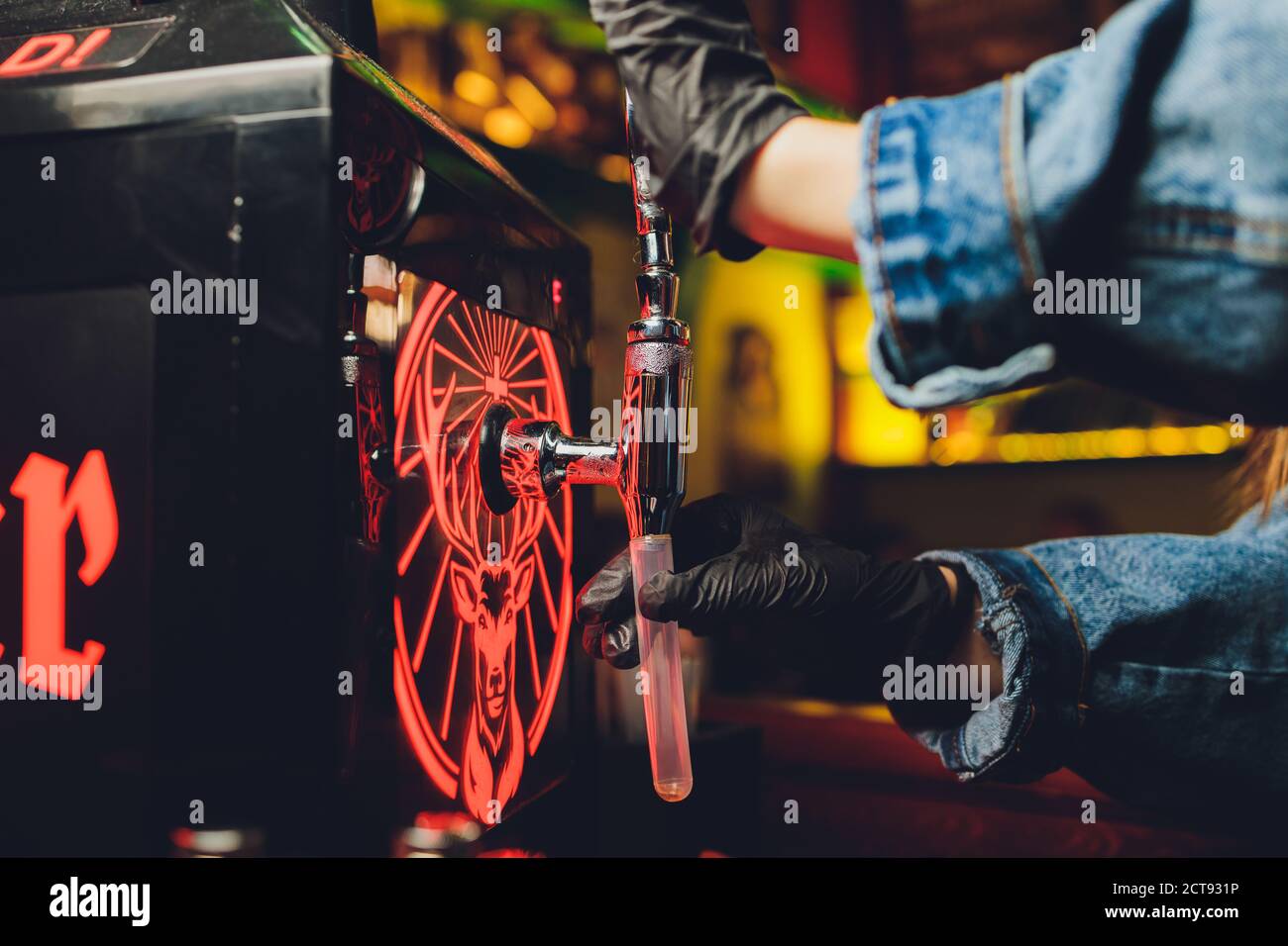 Ufa, Russland, HARAT'S PUB, 15. November 2019: Jagermeister Alkoholgetränke in der Bar. Barkeeper gießt ein Glas. Stockfoto