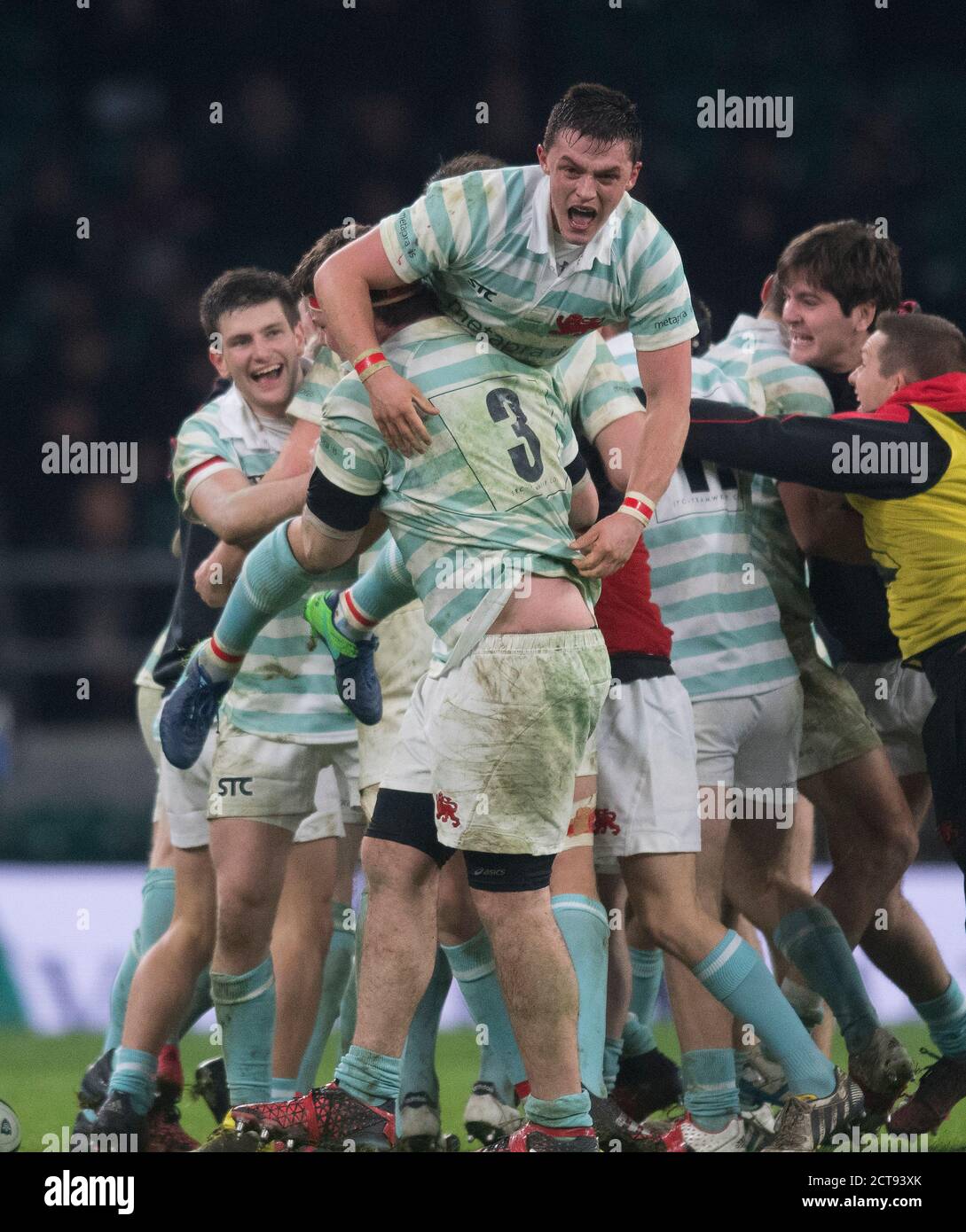 Sebastian Tullie wird von Jonathan Dixon in die Höhe gehoben, als Cambridge das 135. Varsity-Match 23-18 gewinnt Oxford gegen Cambridge Bild : Mark Pain / Alamy Stockfoto