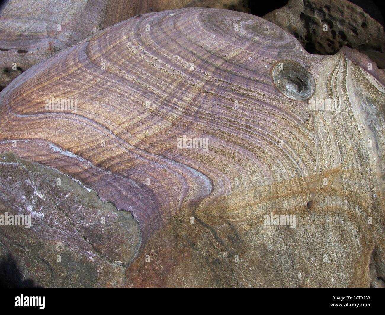 Felsformationen am Ufer der Insel Krabey, Kambodscha Stockfoto