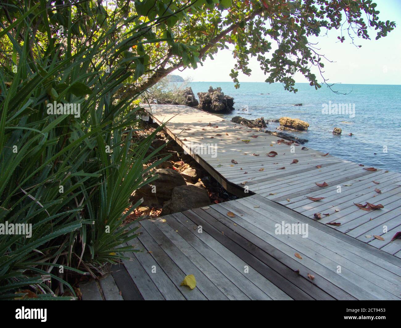 Promenade entlang der Küste um Six Senses Krabey Island, Kambodscha Stockfoto Promenade entlang der Küste um Six Senses Krabey Island, Kambodscha Stockfoto