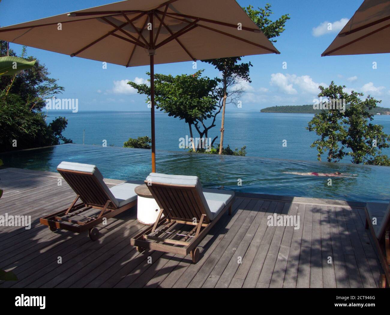 Infinity-Pool und Sonnenliegen mit Meerblick auf Six Senses Krabey Island, Kambodscha Stockfoto Infinity-Pool und Sonnenliegen mit Meerblick auf Six Senses Krabey Island, Kambodscha Stockfoto
