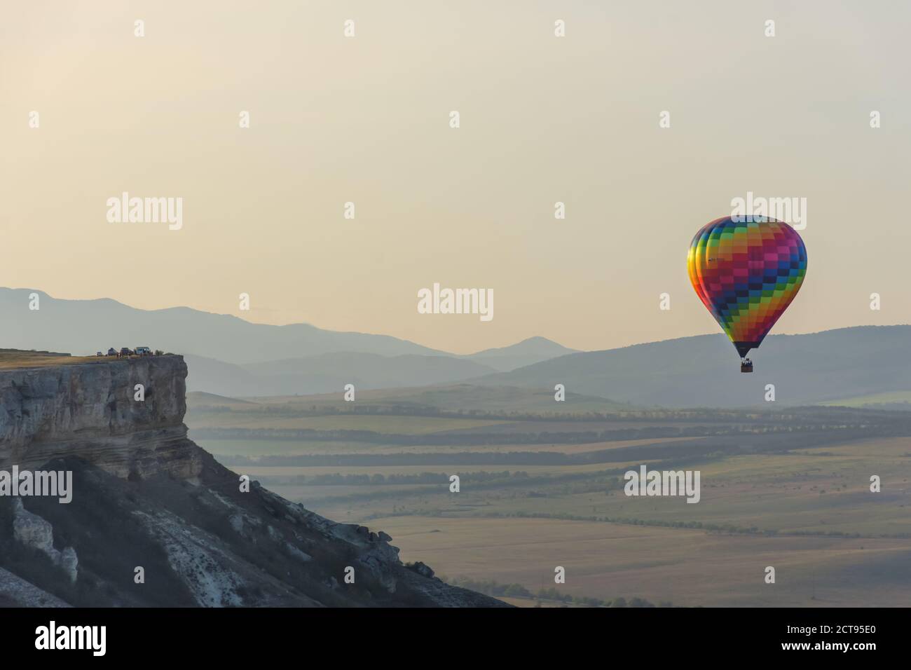 Das Luftfahrtfestival in Krim bei Belogorsk am 19. September 2020. Luftballons im Himmel über dem Dorf. Der Flug der Ballons im Morgengrauen. Golden Stockfoto