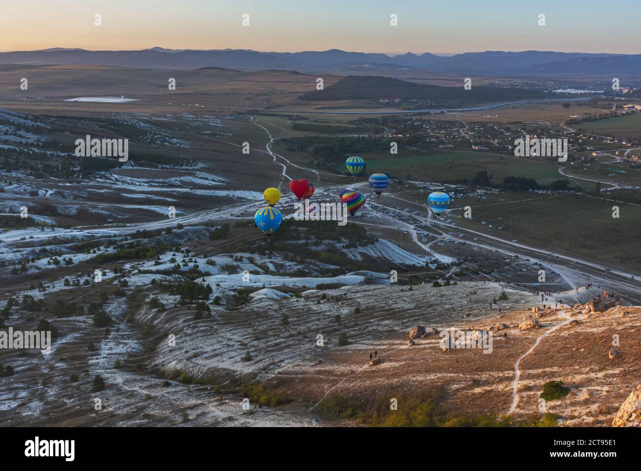 Das Luftfahrtfestival in Krim bei Belogorsk am 19. September 2020. Luftballons im Himmel über dem Dorf. Der Flug der Ballons im Morgengrauen. Golden Stockfoto