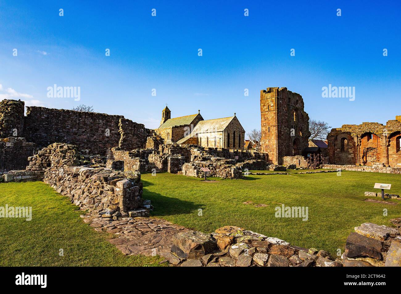 Ruinen des Priorats von Lindisfarne auf der Heiligen Insel von Lindisfarne, Northumberland, England. Stockfoto