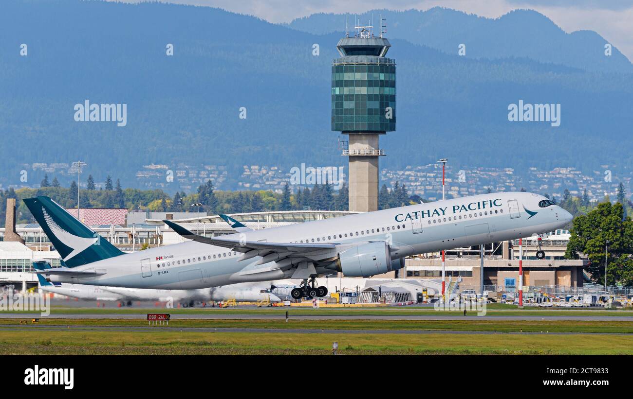 Richmond, British Columbia, Kanada. September 2020. Ein Cathay Pacific Airways Airbus A350-900 (B-LRA) Großraumjet hebt vom internationalen Flughafen Vancouver auf einem Flug von Vancouver nach Hongkong ab. Quelle: Bayne Stanley/ZUMA Wire/Alamy Live News Stockfoto
