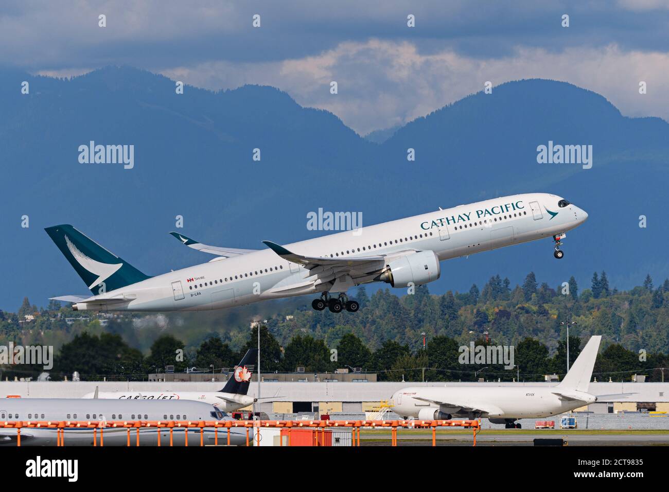 Richmond, British Columbia, Kanada. September 2020. Ein Cathay Pacific Airways Airbus A350-900 (B-LRA) Großraumjet hebt vom internationalen Flughafen Vancouver auf einem Flug von Vancouver nach Hongkong ab. Quelle: Bayne Stanley/ZUMA Wire/Alamy Live News Stockfoto