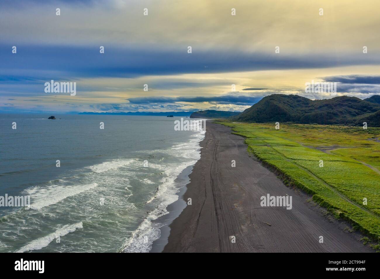 Strand mit schwarzem Sand auf Kamtschatka Stockfoto