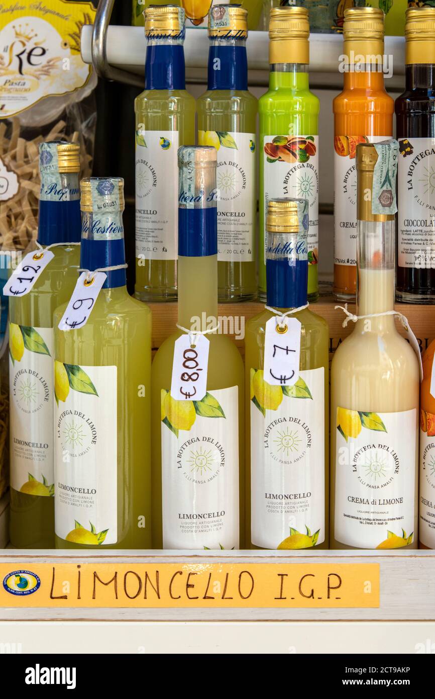 Flaschen Limoncello-Likör zum Verkauf in einem Souvenirladen von Amalfi, Kampanien, Italien Stockfoto