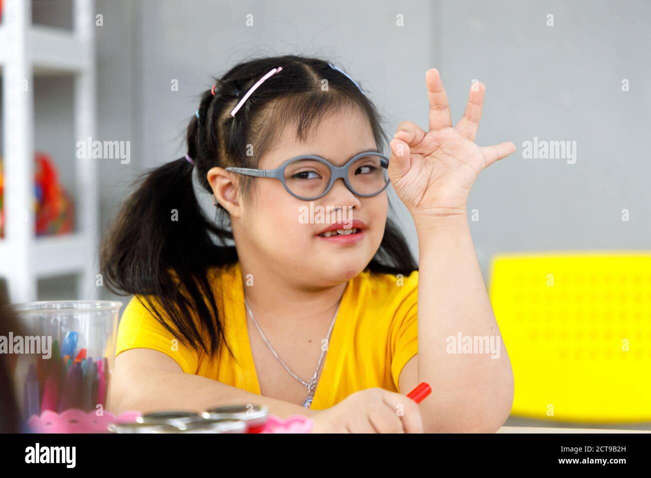 Glucklich Asiatische Madchen Mit Down Syndrom Im Klassenzimmer Stockfotografie Alamy