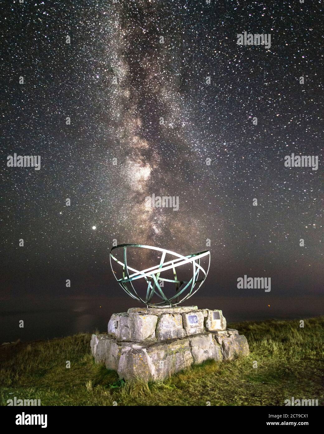 St Aldhelm’s Head, Worth Matravers, Dorset, Großbritannien. September 2020. Wetter in Großbritannien. Die Milchstraße leuchtet hell am klaren Nachthimmel über dem Radardenkmal am St Aldhelm’s Head bei Worth Matravers in Dorset. Bild: Graham Hunt/Alamy Live News Stockfoto