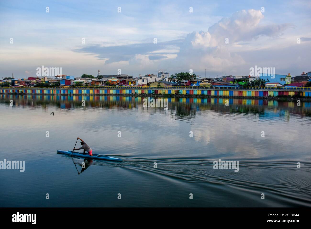 Rudersportler trainieren im Suter Reservoir Jakarta Stockfoto