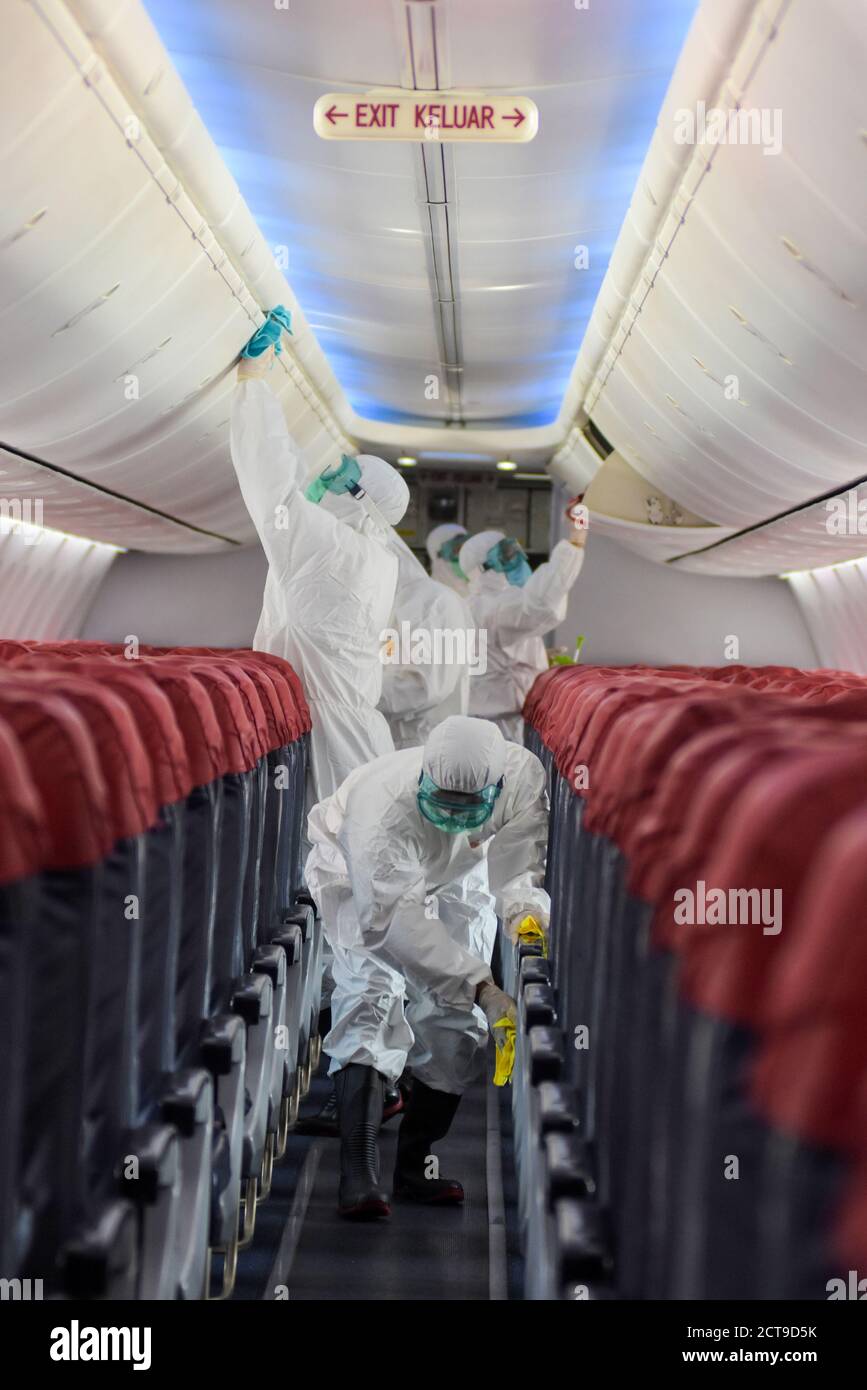 Arbeiter reinigen Boeing 737-800-Flugzeuge mit Desinfektionsmittel, um die Ausbreitung des Covid-19-Virus am Flughafen Soekarno-Hatta zu verhindern. Stockfoto