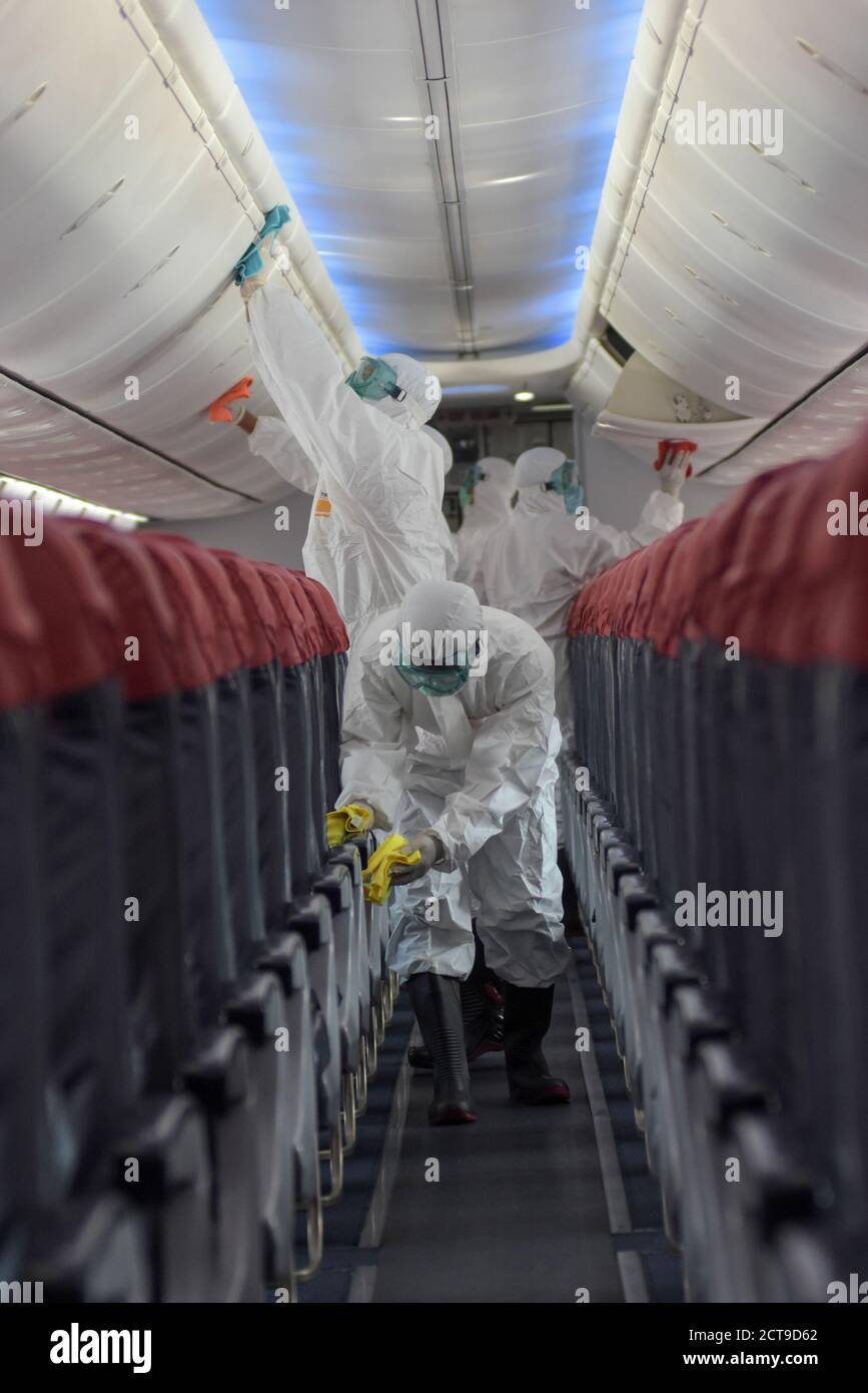 Arbeiter reinigen Boeing 737-800-Flugzeuge mit Desinfektionsmittel, um die Ausbreitung des Covid-19-Virus am Flughafen Soekarno-Hatta zu verhindern. Stockfoto