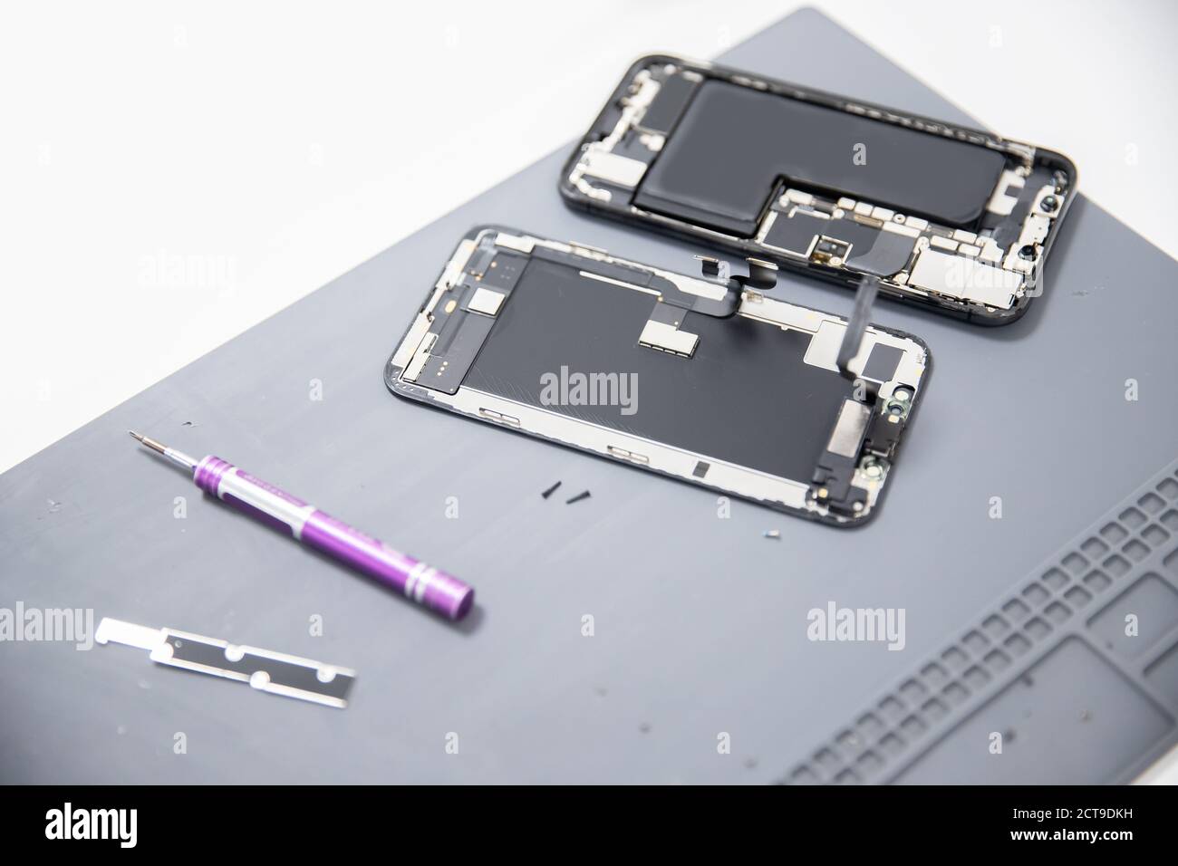 Techniker Arbeiter Reparatur defektes Telefon und Batterie in Technologie mobilen Service. Konzept recyceln Handy-Gerät Stockfoto