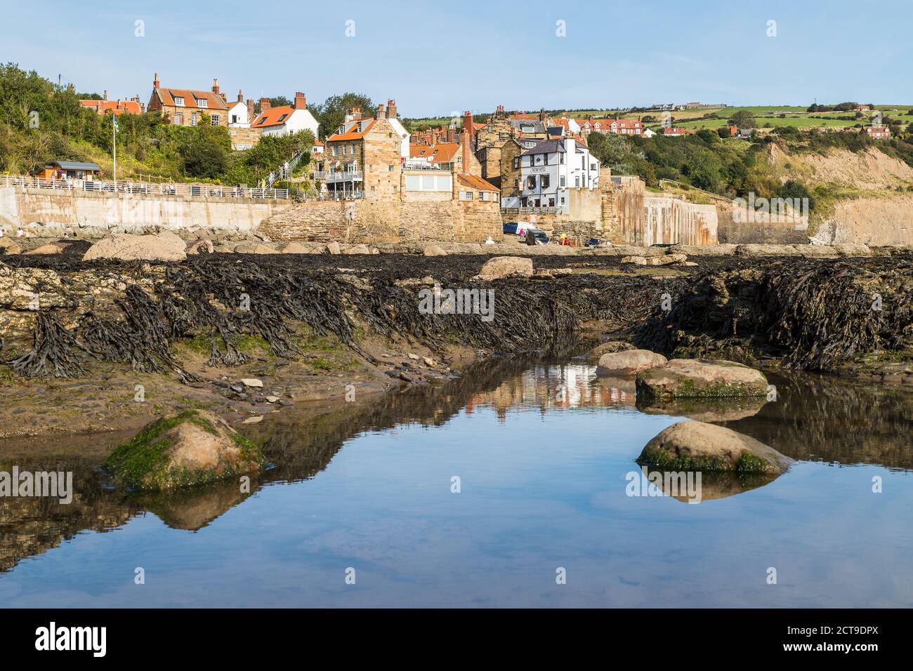 Felsbecken vor Robin Hoods Bay an einem hellen und ruhigen Morgen im September 2020 an der Küste von North Yorkshire gesehen. Stockfoto