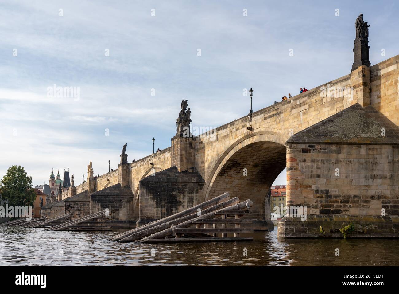 Bögen der Karlsbrücke in Prag mit Eiswächter unten und Statuen oben. Stockfoto