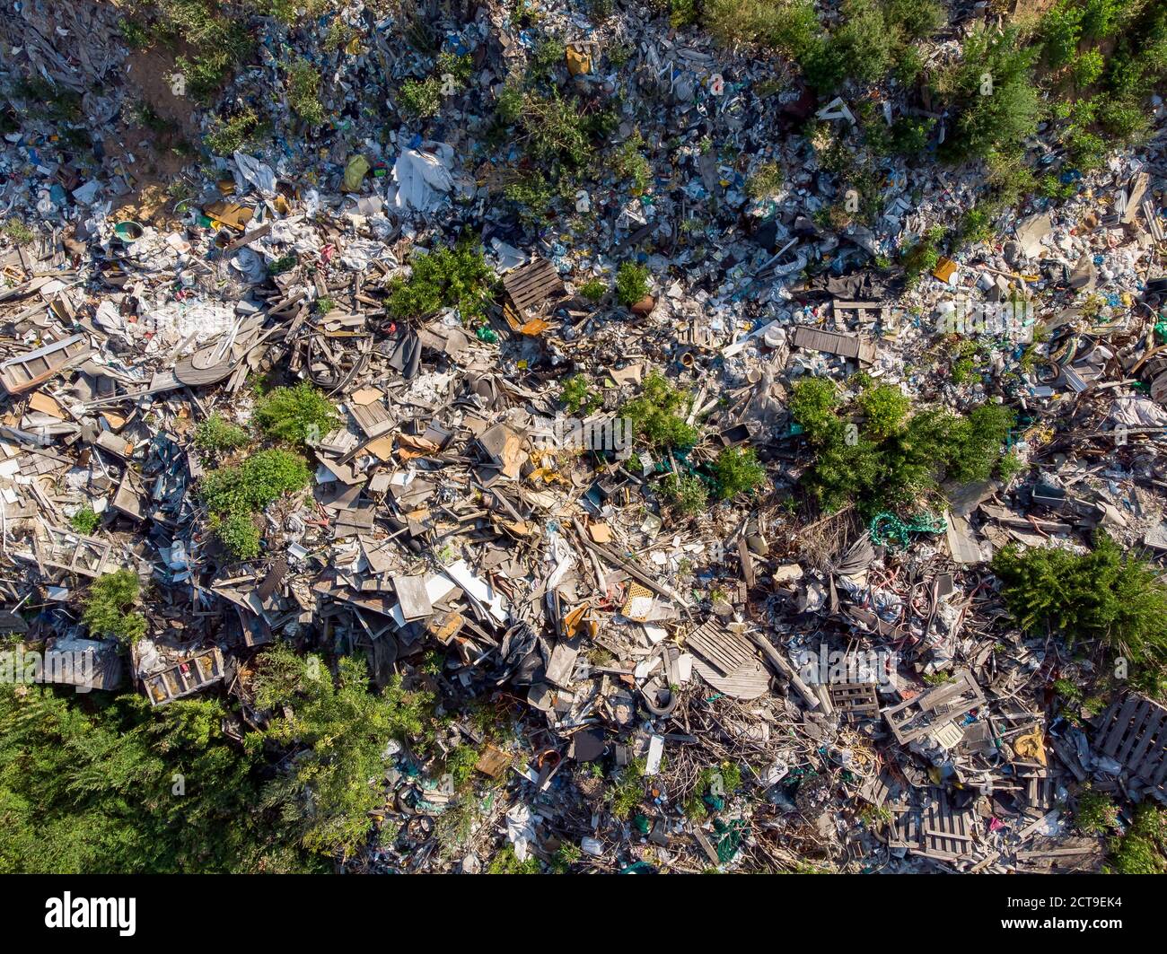 Bodenkontamination mit Plastikflaschen und -Beuteln. Offene Lagerung von Feststoffabfällen. Luftaufnahme von oben Stockfoto