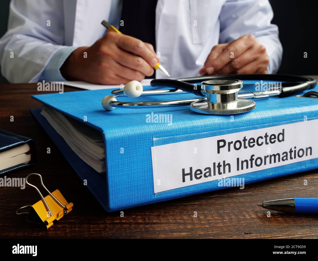 Ordner mit geschützten Gesundheitsdaten PHI als Teil der HIPAA-Regeln. Stockfoto