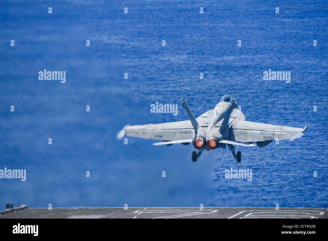 200921-N-ML137-1031 PHILIPPINISCHES MEER (SEPT 21, 2020) eine F/A-18E Super Hornet, die an das Eagles of Strike Fighter Squadron (VFA) 115 angeschlossen ist, startet vom Flugdeck des einzigen nach vorne ausgereisten Flugzeugträgers der Marine USS Ronald Reagan (CVN 76) zur Unterstützung von Valiant Shield 2020. Valiant Shield ist ein US-amerikanisches, zweijähriges Field Training Exercise (FTX) mit dem Schwerpunkt auf der Integration von gemeinsamen Schulungen in einer Blue-Water-Umgebung unter US-Streitkräften. Dieses Training ermöglicht die praktische Erlangerhaltung gemeinsamer Kräfte, indem es Einheiten auf See, in der Luft und an Land aufspürt, lokalisiert, verfolgt und engagiert Stockfoto
