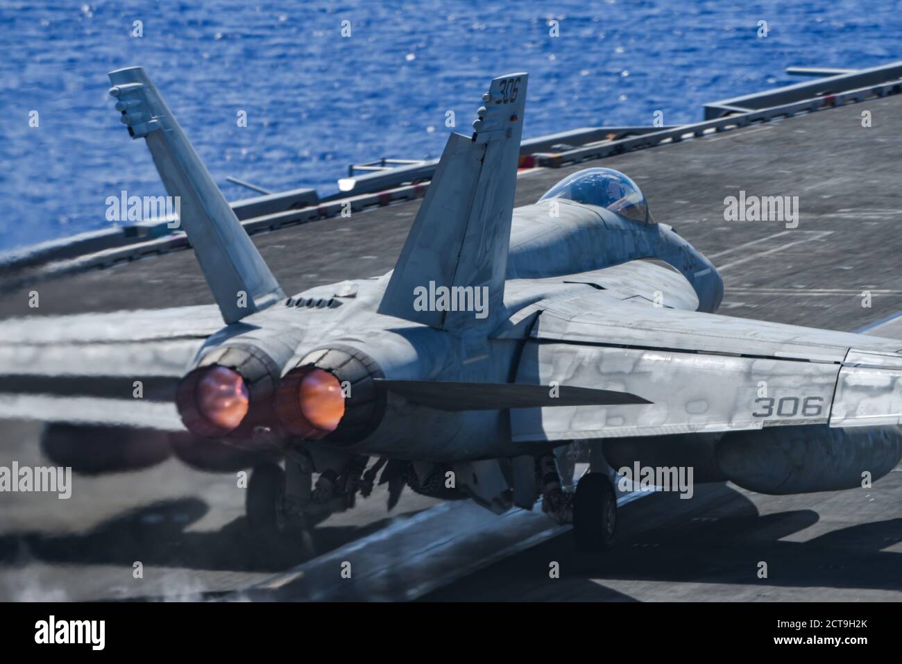 200921-N-ML137-1026 PHILIPPINISCHES MEER (SEPT 21, 2020) eine F/A-18E Super Hornet, die an das Eagles of Strike Fighter Squadron (VFA) 115 angeschlossen ist, startet vom Flugdeck des einzigen nach vorne ausgereisten Flugzeugträgers der Marine USS Ronald Reagan (CVN 76) zur Unterstützung von Valiant Shield 2020. Valiant Shield ist ein US-amerikanisches, zweijähriges Field Training Exercise (FTX) mit dem Schwerpunkt auf der Integration von gemeinsamen Schulungen in einer Blue-Water-Umgebung unter US-Streitkräften. Dieses Training ermöglicht die praktische Erlangerhaltung gemeinsamer Kräfte, indem es Einheiten auf See, in der Luft und an Land aufspürt, lokalisiert, verfolgt und engagiert Stockfoto
