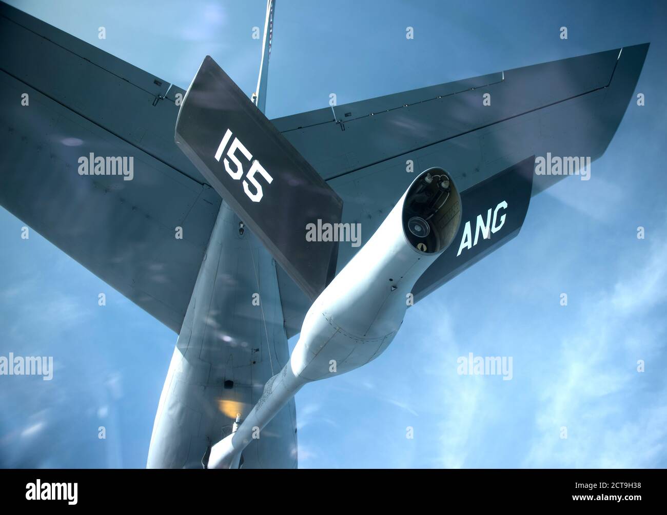 Eine US Air Force KC-135, die dem 155. Lufttankflügel zugewiesen wurde, bereitet sich darauf vor, Flugzeuge, die an den "NATO Days 2020" in der Nähe von Ostrava, Tschechien, teilnehmen, am 19. September 2020 zu betanken. Die Teilnahme an Veranstaltungen wie "NATO Days" trägt dazu bei, die anhaltende Bedeutung der NATO und die Interoperabilität zwischen NATO-Alliierten und Partnern zu fördern. (USA Luftwaffe Foto von Senior Airman Chanceler Nardone) Stockfoto