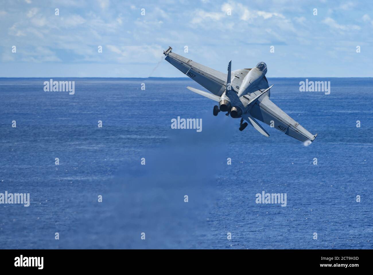 200921-N-ML137-1016 PHILIPPINISCHES MEER (SEPT 21, 2020) eine F/A-18E Super Hornet, die an die Dambusters of Strike Fighter Squadron (VFA) 195 angeschlossen ist, startet vom Flugdeck des einzigen nach vorne ausgerüstigten Flugzeugträgers der Marine USS Ronald Reagan (CVN 76) zur Unterstützung von Valiant Shield 2020. Valiant Shield ist ein US-amerikanisches, zweijähriges Field Training Exercise (FTX) mit dem Schwerpunkt auf der Integration von gemeinsamen Schulungen in einer Blue-Water-Umgebung unter US-Streitkräften. Diese Schulung ermöglicht die praktische Erzieltung gemeinsamer Kräfte durch das Erkennen, Auffinden, Nachverfolgen und Einbinden von Einheiten auf See, in der Luft und auf Stockfoto