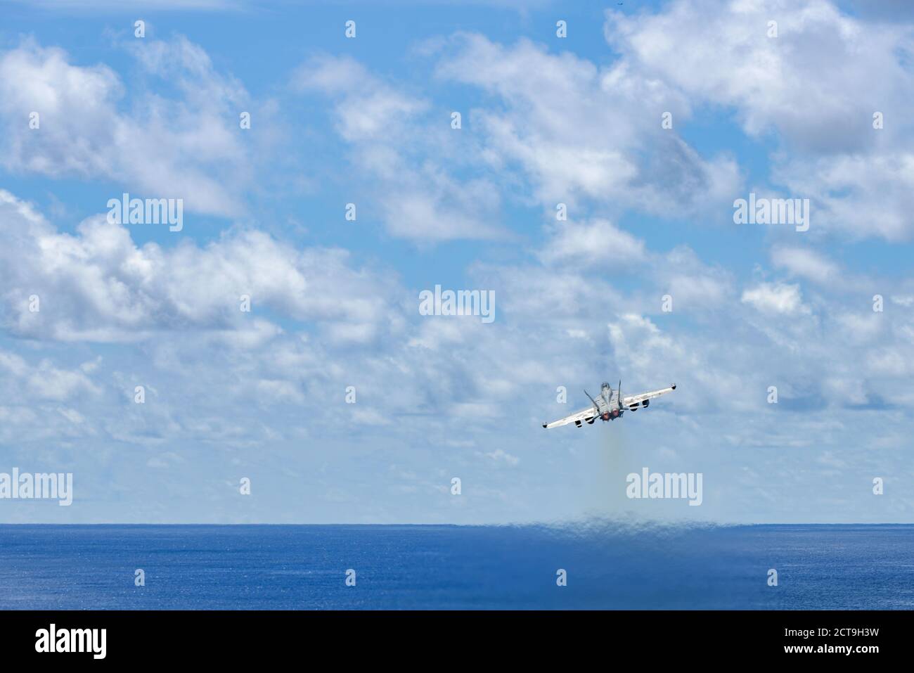 200921-N-ML137-1017 PHILIPPINISCHES MEER (SEPT 21, 2020) ein EA-18G Growler, der an den Shadowhawks of Electronic Attack Squadron (VAQ) 141 befestigt ist, startet vom Flugdeck des einzigen vorwärts eingesetzten Flugzeugträgers der Marine USS Ronald Reagan (CVN 76) zur Unterstützung von Valiant Shield 2020. Valiant Shield ist ein US-amerikanisches, zweijähriges Field Training Exercise (FTX) mit dem Schwerpunkt auf der Integration von gemeinsamen Schulungen in einer Blue-Water-Umgebung unter US-Streitkräften. Dieses Training ermöglicht die praktische Erzieltung gemeinsamer Kräfte durch das Aufspüren, Auffinden, Aufspüren, Aufspüren und Einbinden von Einheiten auf See, in der Luft, auf La Stockfoto