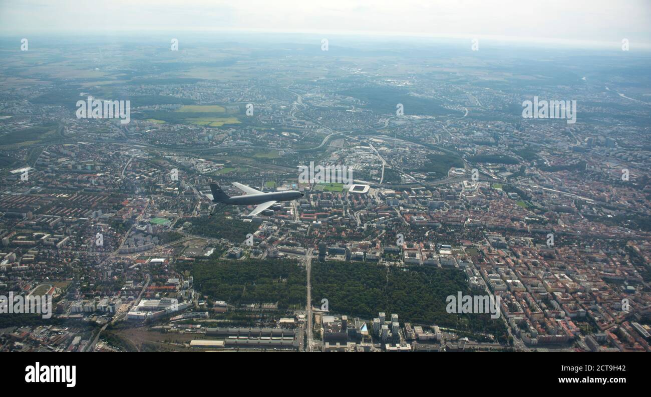 Eine US-Luftwaffe KC-135, die dem 155. Lufttankflügel zugewiesen wurde, fliegt über Prag, Tschechien 19. September 2020. Die Teilnahme an Veranstaltungen wie "NATO Days" trägt dazu bei, die anhaltende Bedeutung der NATO und die Interoperabilität zwischen NATO-Alliierten und Partnern zu fördern. (USA Luftwaffe Foto von Senior Airman Chanceler Nardone) Stockfoto