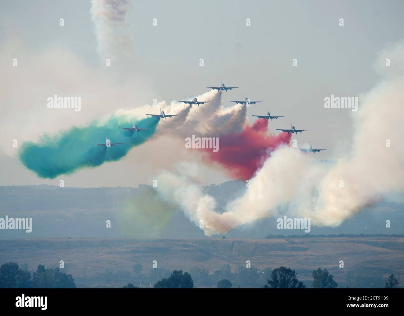 200826-N-OX321-1042 MARINELUFTSTATION SIGONELLA, ITALIEN (AUG 26, 2020) 313. Aerobatic Training Group, National Aerobatic Team der italienischen Luftwaffe, führt die "Alona e Inserimento del solista" Manöver, an Bord der Naval Air Station Sigonella, 26. August 2020. Die strategische Lage von NAS Sigonella ermöglicht es U.S, Alliierten und Partnernationen, die Sicherheit und Stabilität in Europa, Afrika und Central Command nach Bedarf bereitzustellen und zu reagieren. (USA Navy Foto von Mass Communication Specialist 1st Class Kegan E. Kay) Stockfoto