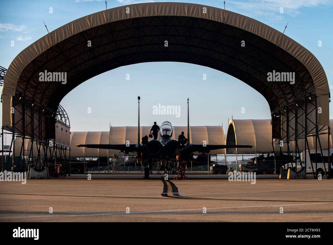 Flieger, die der 333rd Aircraft Maintenance Unit zugeordnet sind, arbeiten an einem F-15E Strike Eagle auf der Seymour Johnson Air Force Base, North Carolina, 11. September 2020. Der F-15E Strike Eagle ist ein Kämpfer mit zwei Rollen, der für Luft-Luft- und Luft-zu-Boden-Missionen entwickelt wurde. Eine Reihe von Avionik und Elektronik-Systeme gibt dem F-15E die Fähigkeit, in geringer Höhe zu kämpfen, Tag oder Nacht, und bei jedem Wetter. (US Luftwaffe Foto von Senior Airman Jacob Derry) Stockfoto