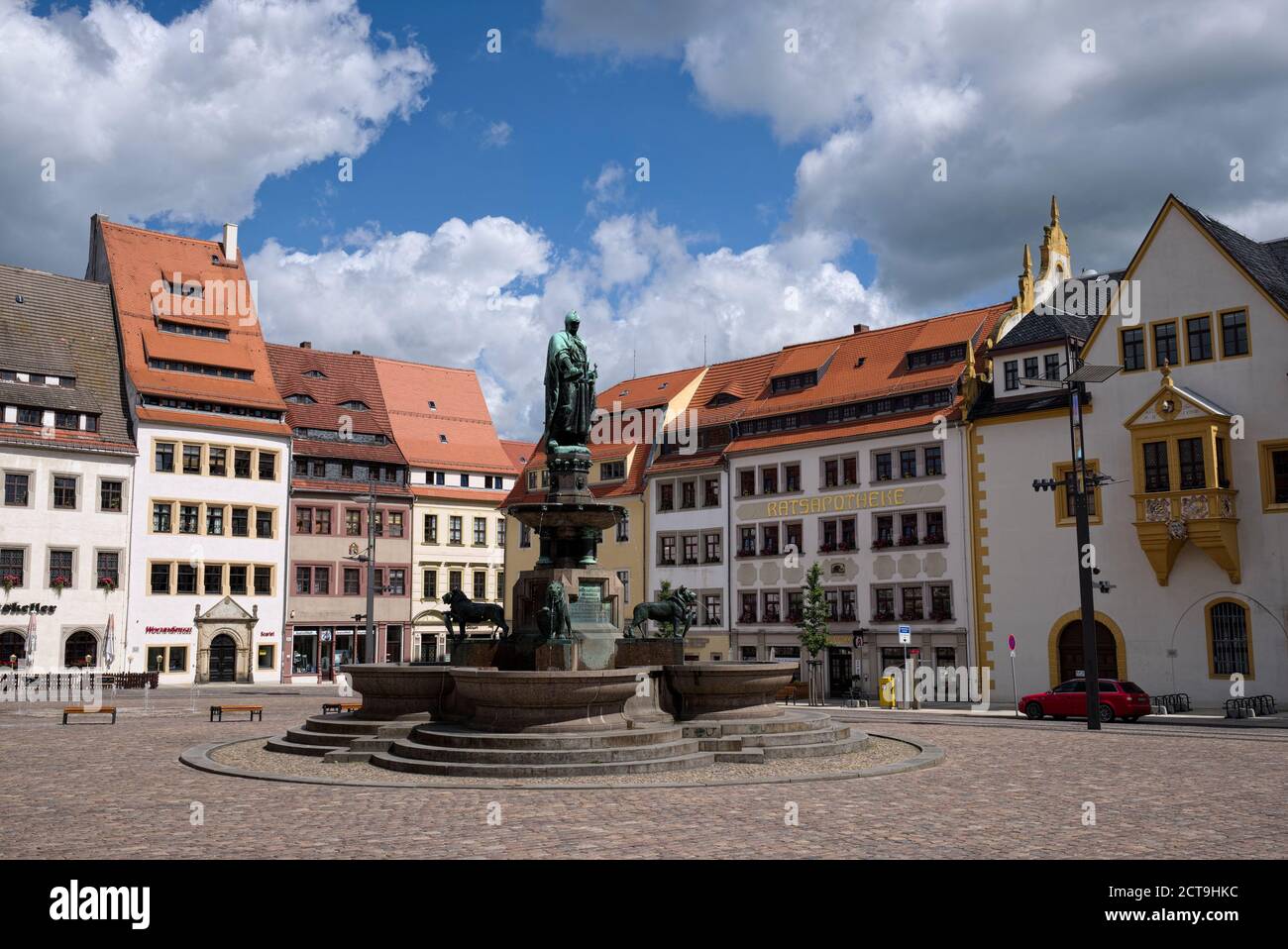 Obere Markt mit Brunnen und Statue des Stadtgründers Otto II., Markgraf von Meißen, Freiberg, Sachsen, Deutschland Stockfoto