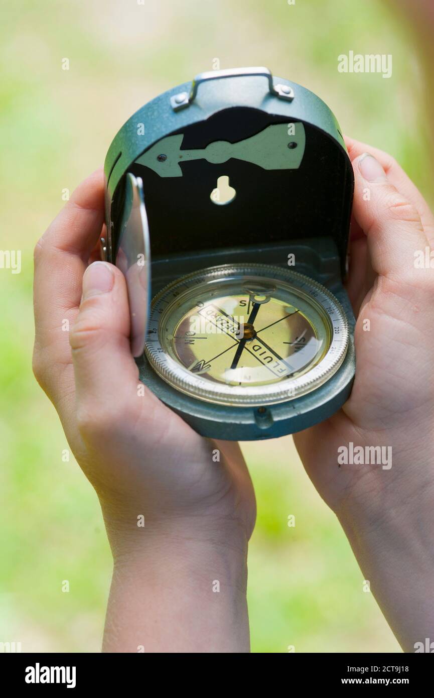 Deutschland, Bayern, junge mit einem Kompass in den Händen, detail Stockfoto