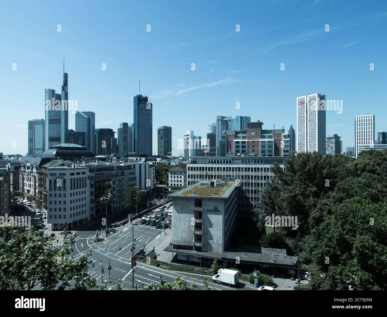 Deutschland, Hessen, Frankfurt am Main, Blick zum Finanzviertel mit Commerzbank-Tower, Taunusturm, Japan Tower, Westend Tower, Deutsche Bank, Helaba und Opernturm Stockfoto